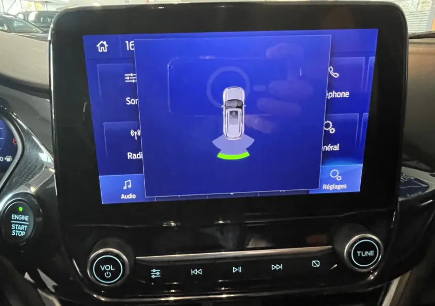 Écran tactile central du Ford Puma 1.5 EcoBlue 2020 montrant l'alerte de détection avant en intérieur gris.