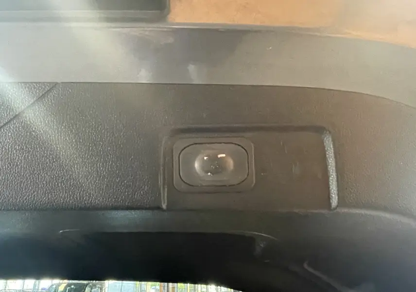 Gros plan sur la caméra de recul intégrée au hayon du Ford Puma gris 2020, version 1.5 ECOBLUE ST LINE.