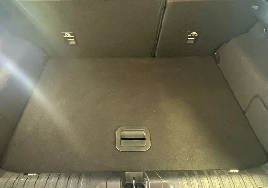 Coffre spacieux et propre du Ford Puma gris 1.5 EcoBlue 120ch, vue intérieure du compartiment arrière.