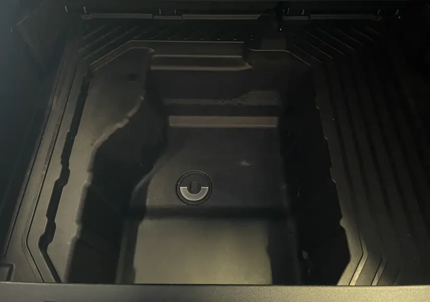 Coffre de rangement profond noir du Ford Puma 1.5 EcoBlue 120ch ST Line 2020, vue plongeante intérieure.