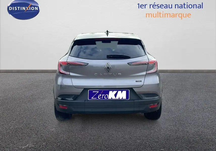 Vue arrière d'un Renault Captur gris Cassiopée métal avec toit noir, mettant en valeur ses feux LED et son logo central.