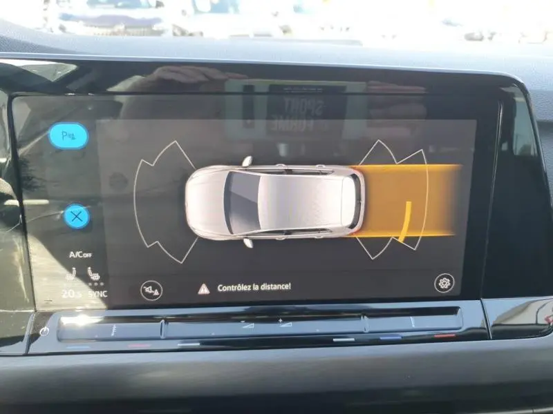 Affichage intérieur de la Volkswagen Golf 1.5 eTSI 2021 montrant la détection d'obstacles arrière sur l'écran tactile central.