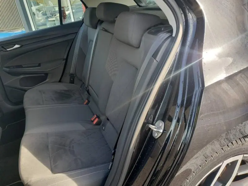 Vue côté gauche arrière sur les sièges arrière en tissu gris de la Volkswagen Golf noire nacrée 2021.