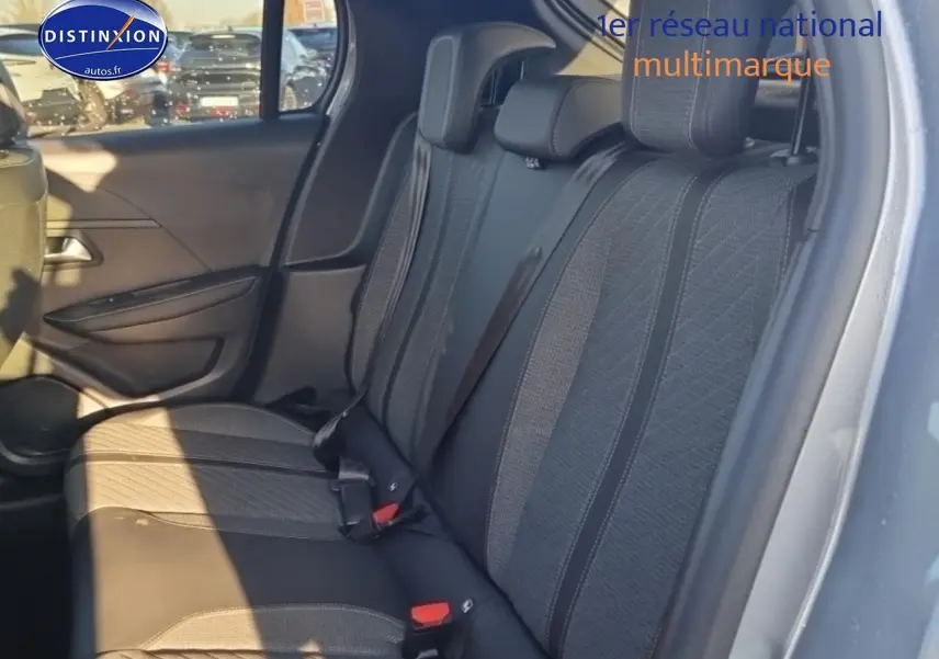 Vue latérale du siège arrière droit gris d’une Peugeot 208 1.2 100 Allure 2025 avec ceintures et appuie-têtes.