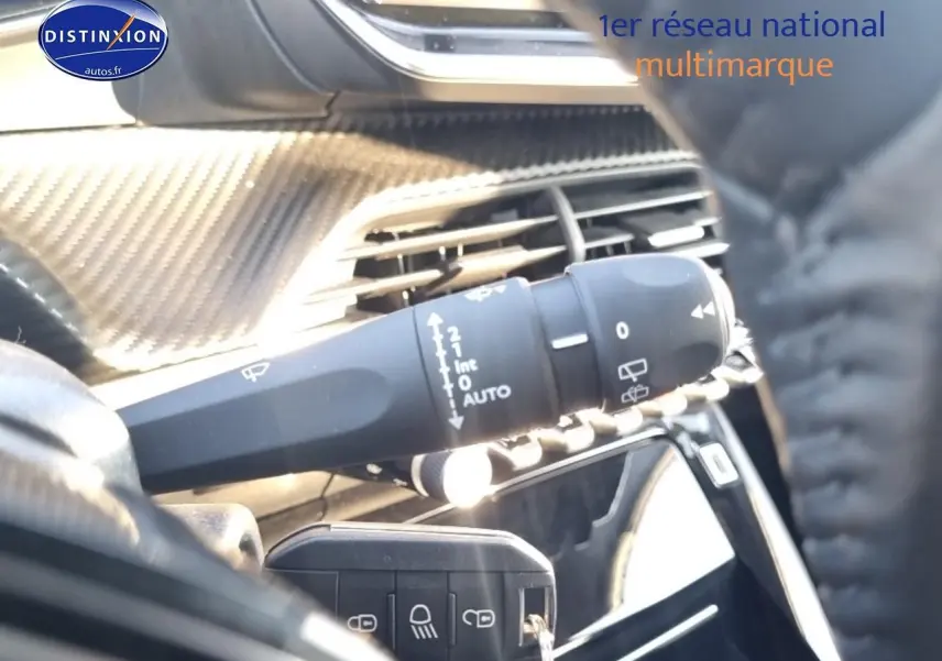 Gros plan sur la commande d’essuie-glace côté gauche du tableau de bord d’une Peugeot 208 gris Artense.