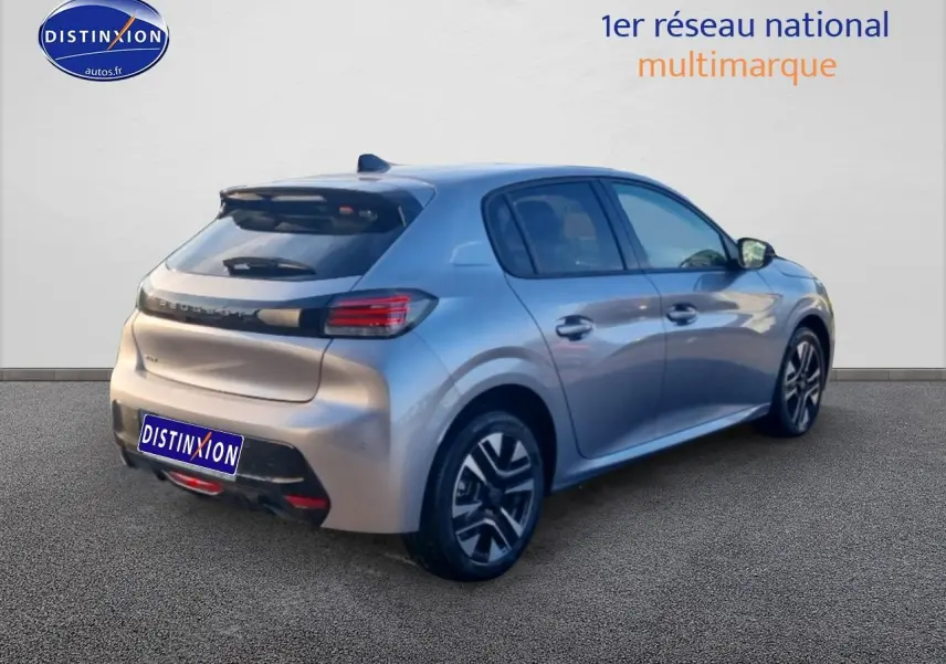 Vue 3/4 arrière droite d'une Peugeot 208 gris artense avec jantes alu et feux arrière LED.