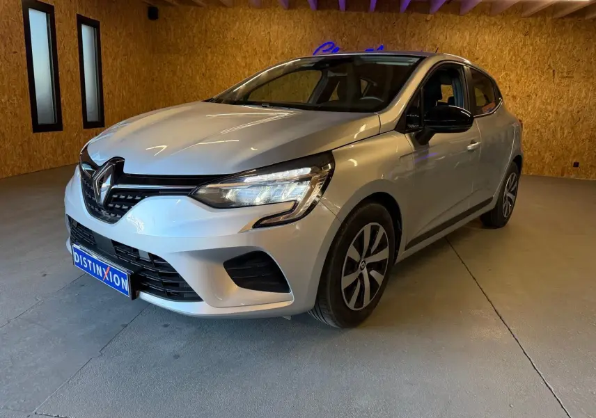 Renault Clio gris platine vue 3/4 avant droit, avec phares LED et jantes alliage distinctives.