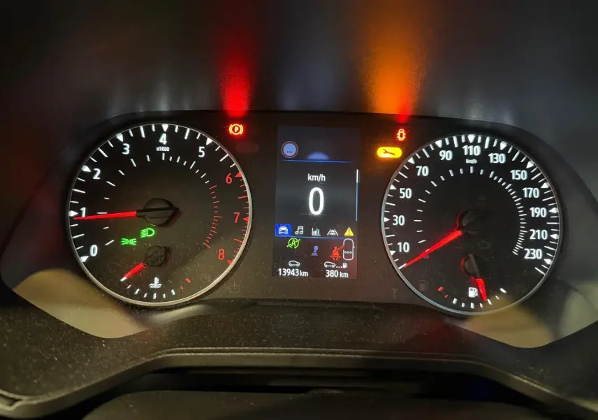 Vue rapprochée du tableau de bord de la Renault Clio 2023, affichant vitesse, compte-tours et témoins lumineux allumés.