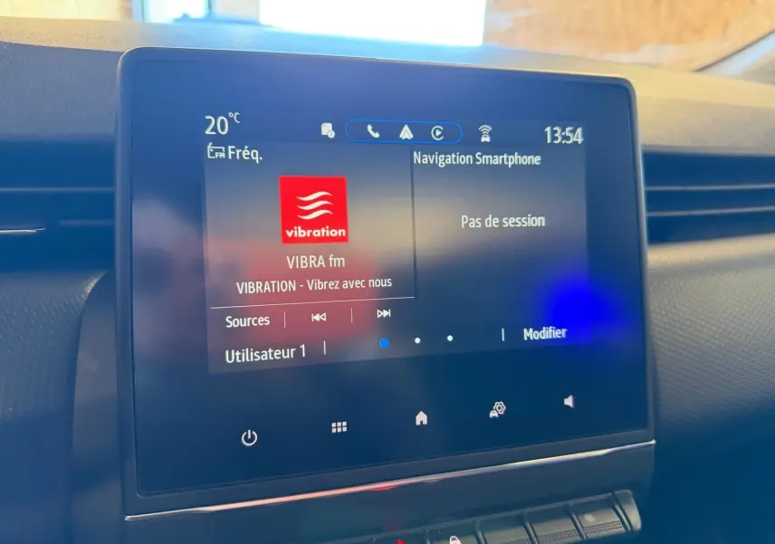 Écran tactile central de la Renault Clio 2023 affichant la radio VIBRA fm et la navigation smartphone.