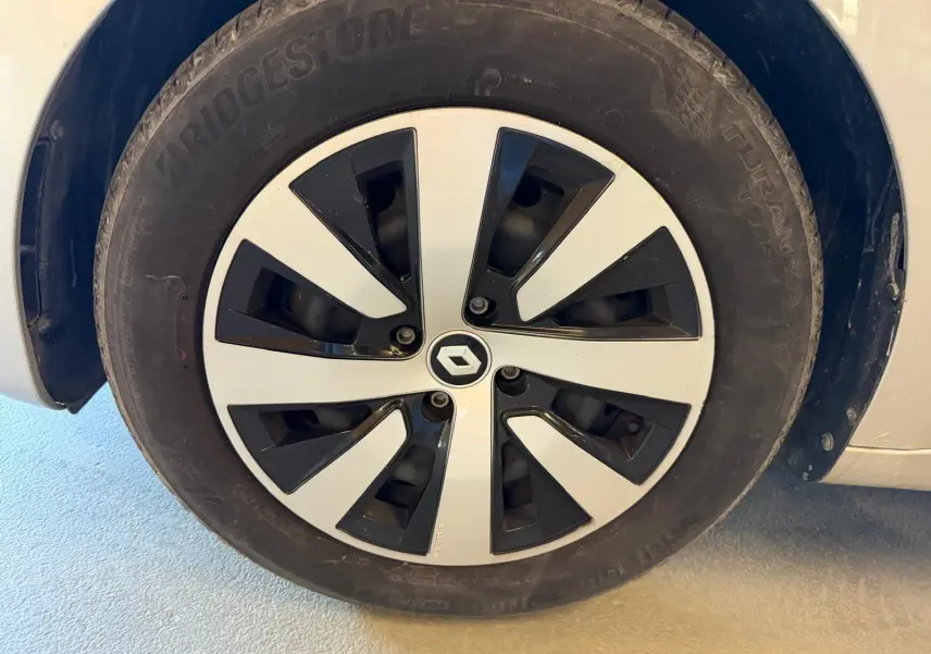 Gros plan sur la roue avant gauche de la Renault Clio gris platine avec jante alliage noire et argent.