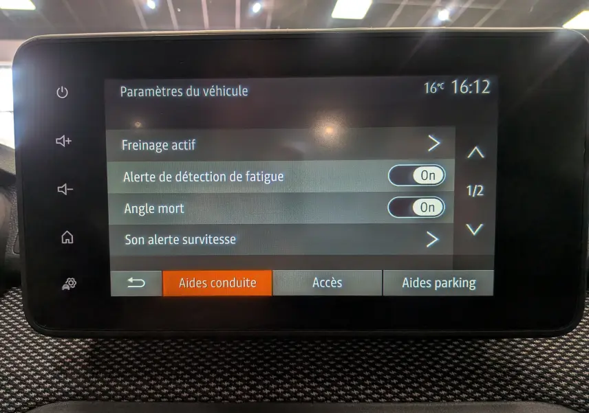 Écran tactile intérieur de la Dacia Sandero TCe 90 CH Journey 2025 affichant les paramètres d’aides à la conduite.