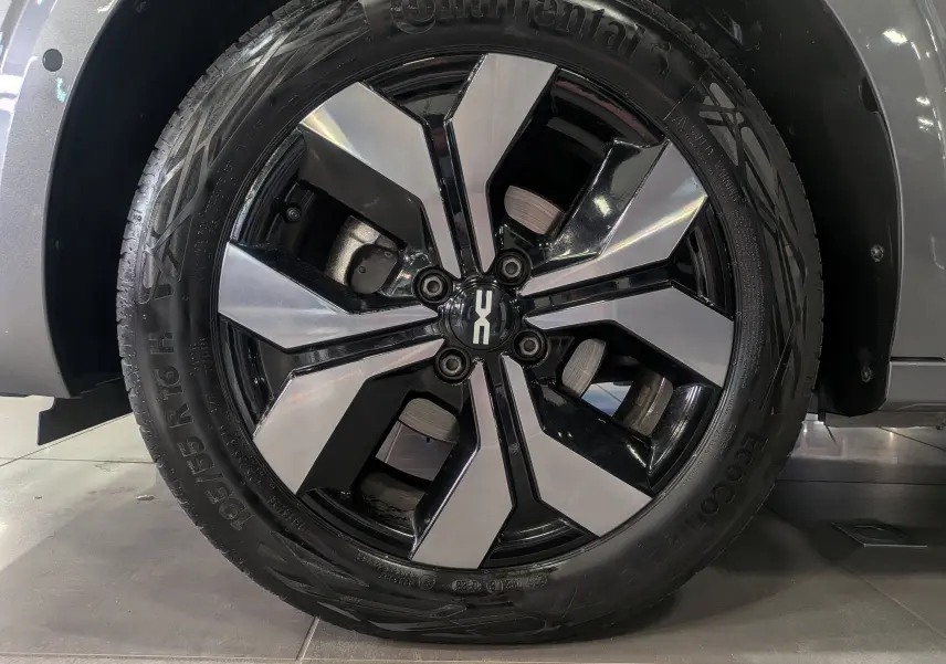 Gros plan sur la jante alliage bicolore noire et argentée du côté avant droit de la Dacia Sandero gris schiste 2025.