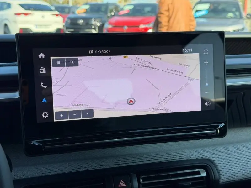 Écran tactile central du tableau de bord de la Citroën C3 1.2 Turbo 100ch MAX, vue intérieure frontale.