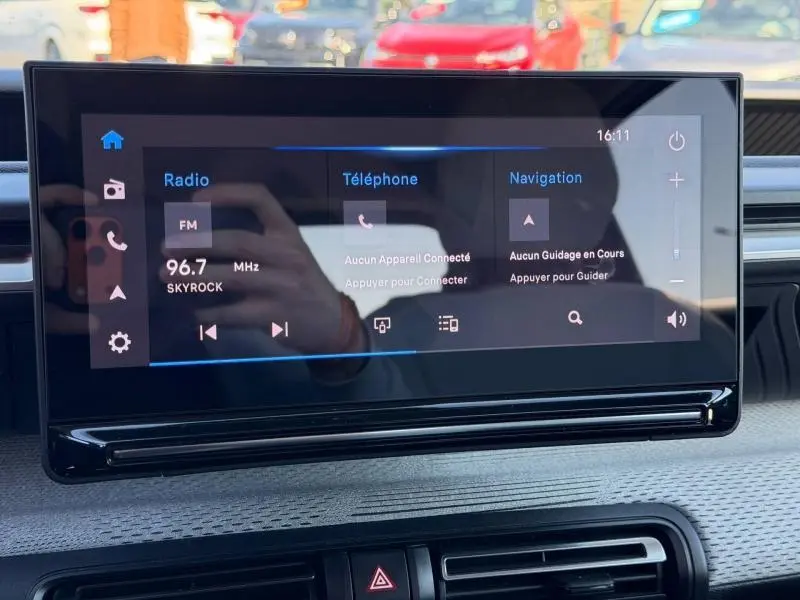 Écran tactile central de la Citroën C3 2025 affichant radio, téléphone et navigation, intérieur moderne en gros plan.