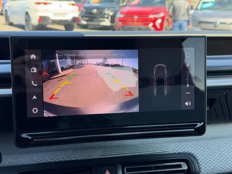 Écran intérieur de la Citroën C3 1.2 Turbo 100ch MAX 2025 affichant la caméra de recul avec guidage coloré.