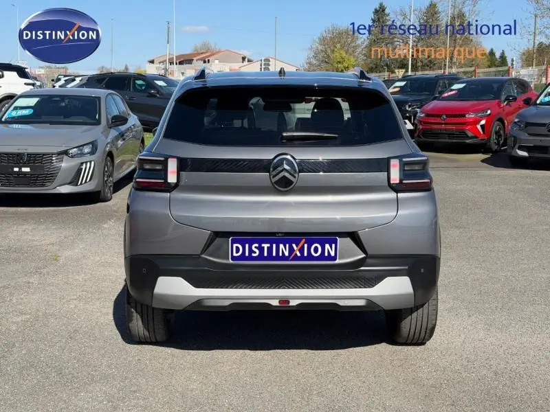 Vue arrière d'une Citroën C3 2025 gris Mercury, avec feux arrière noirs et logo central distinctif.