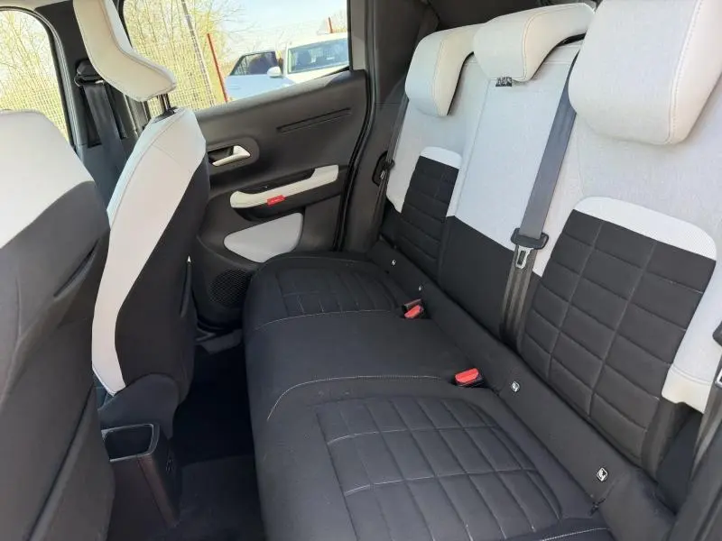 Vue intérieure arrière droite des sièges arrière bicolores noir et gris de la Citroën C3 1.2 Turbo 100ch MAX 2025.