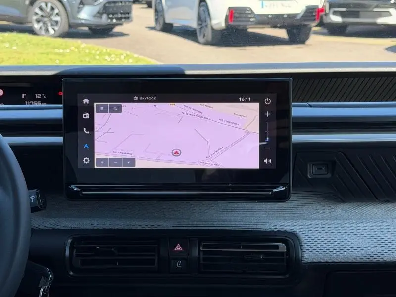 Écran tactile central affichant la navigation dans l’habitacle d’une Citroën C3 1.2 Turbo 100ch gris Mercury, vue de face.