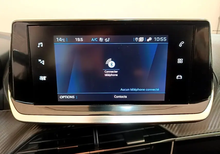 Écran tactile central du tableau de bord de la Peugeot 2008 blanc, affichant la connexion Bluetooth au téléphone.