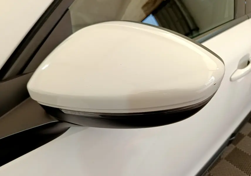 Rétroviseur droit blanc de Peugeot 2008 2021 vue rapprochée avec clignotant intégré sur carrosserie blanche.