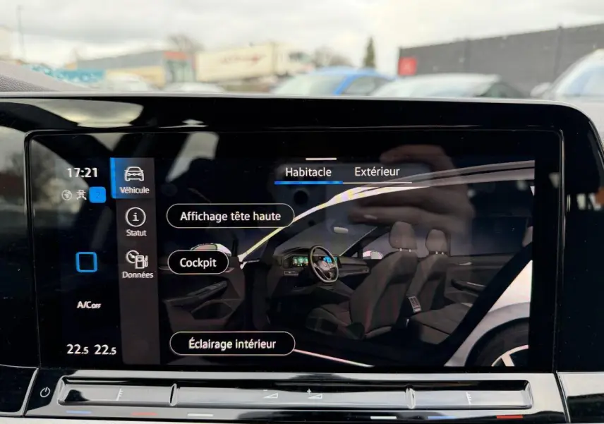 Vue latérale gauche de la Volkswagen Golf SW gris Urano 2022 avec jantes alliage et vitres teintées.