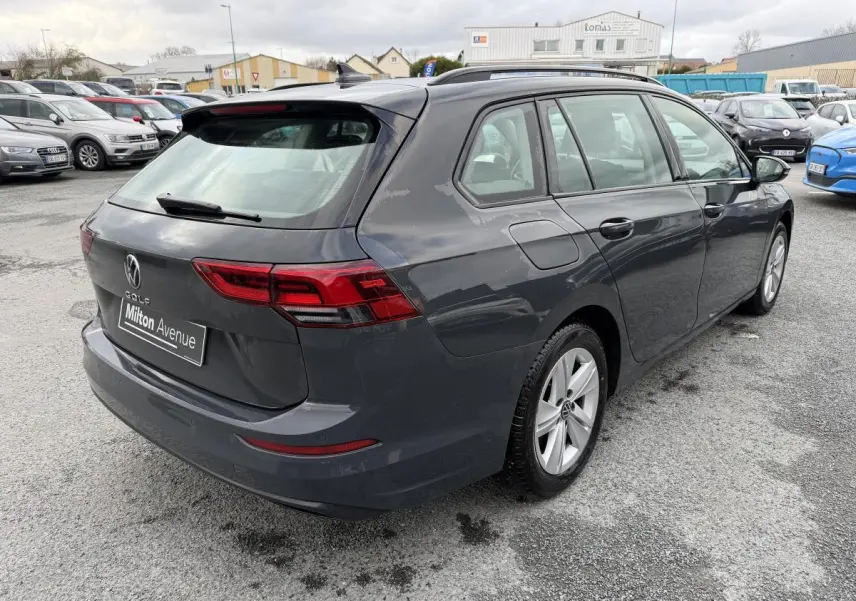 Volkswagen Golf SW gris vue 3/4 arrière droit, jantes alliage et feux arrière LED visibles.