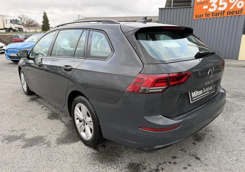 Vue 3/4 arrière droite d'une Volkswagen Golf SW gris Urano avec feux arrière LED et jantes alliage 16 pouces.
