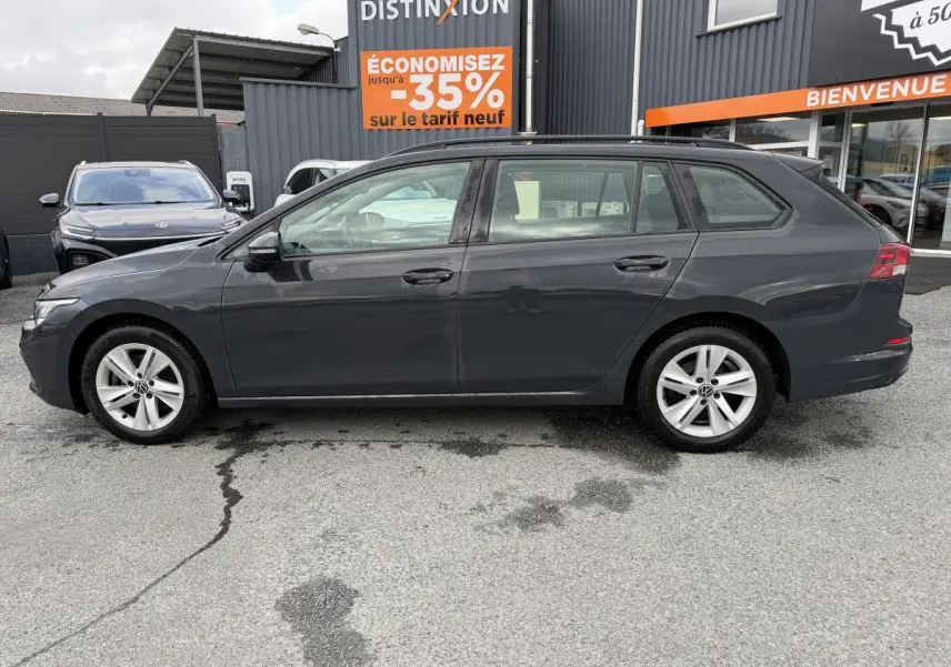 Volkswagen Golf SW gris Urano vue de profil côté gauche, jantes alliage 16 pouces, carrosserie lisse et moderne.