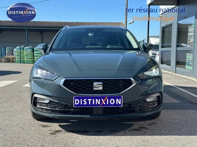 Vue avant frontale du SEAT LEON ST 2.0 TDI bleu saphir métallisé avec calandre hexagonale et logo central distinctif.
