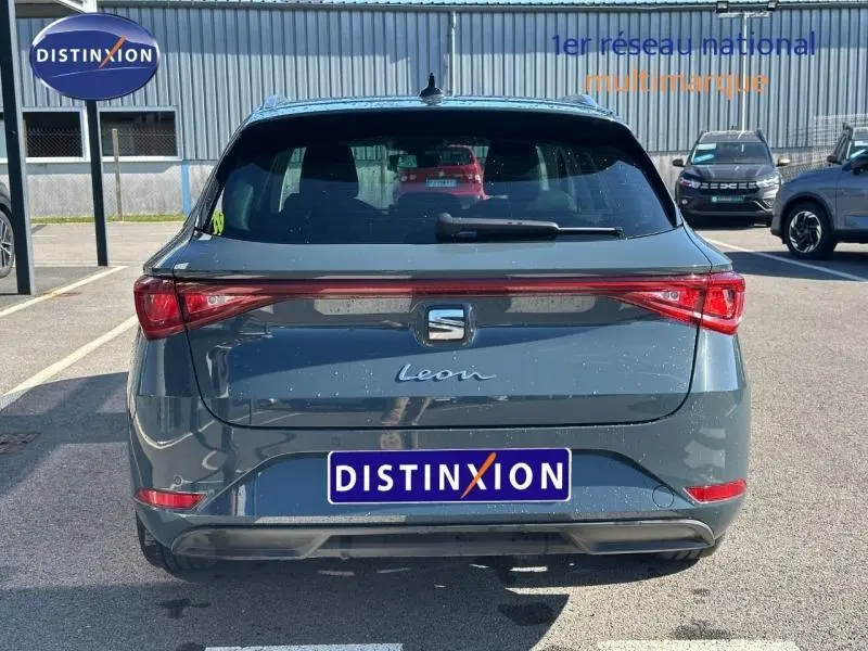 Vue arrière d'une SEAT Leon ST 2025 bleu saphir métallisé, soulignant la signature lumineuse continue et le logo central.