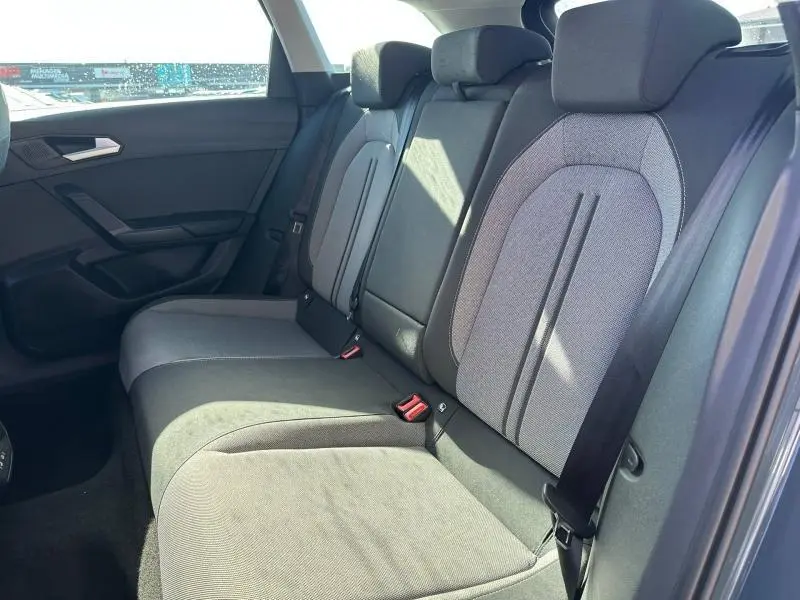 Vue intérieure côté droit des sièges arrière en tissu gris du SEAT LEON ST 2.0 TDI 115ch STYLE XL 2025, bleu saphir métallisé.