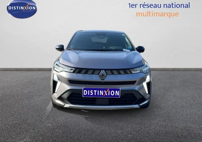 Vue frontale d'une Renault Symbioz 2025 gris cassiopée métal avec calandre moderne et feux LED fins allumés.
