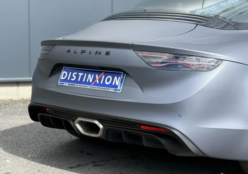 Vue arrière rapprochée de l'Alpine A110 1.8T 292 S gris tonnerre mat avec diffuseur noir et sortie d'échappement hexagonale.