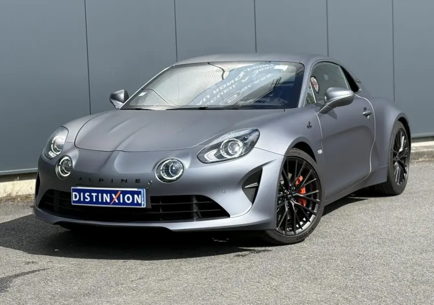 Alpine A110 1.8T 292 S gris Tonnerre Mat vue 3/4 avant avec jantes noires et étriers de frein orange.