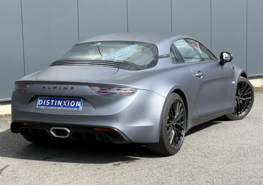 Vue 3/4 arrière droite de l'Alpine A110 1.8T 292 S gris tonnerre mat avec jantes noires et feux arrière LED.