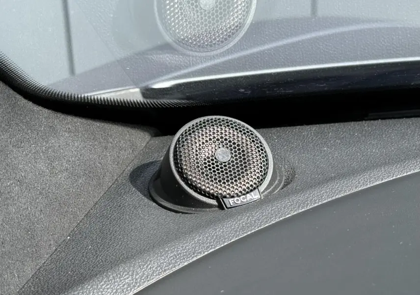 Gros plan sur le haut-parleur Focal intégré au tableau de bord de l'Alpine A110 Gris Tonnerre Mat 2020.