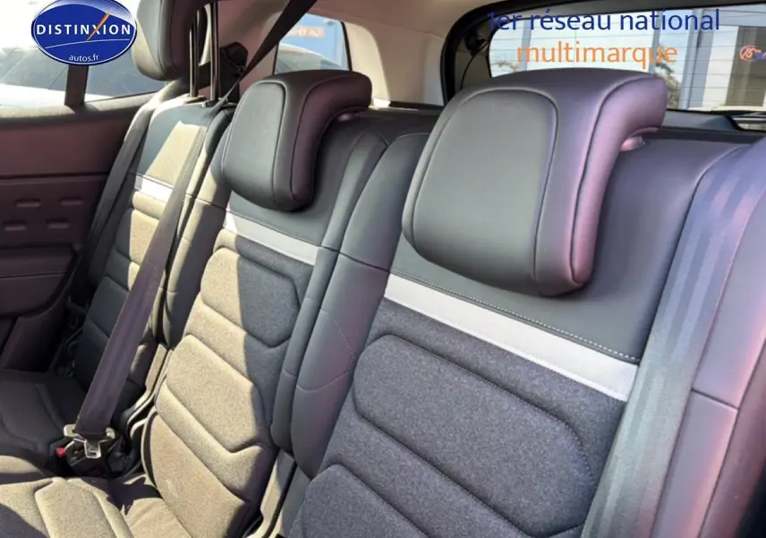 Vue rapprochée des trois sièges individuels arrière en tissu gris avec appuie-têtes dans un Citroën C5 Aircross 2025.