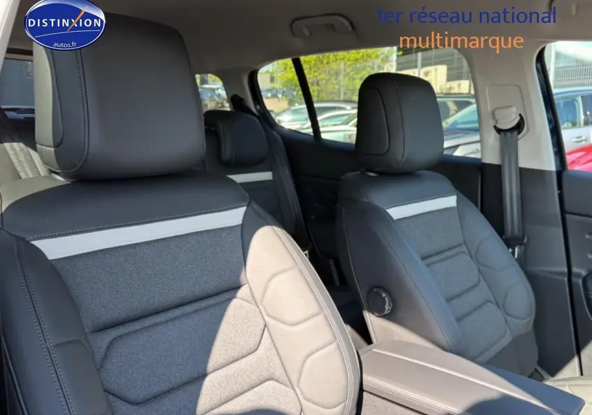 Vue intérieure côté droit des sièges avant en tissu et cuir gris du Citroën C5 Aircross 2025.