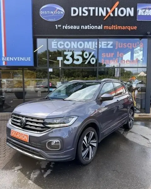 Volkswagen T-Cross 1.0 TSI R-Line gris foncé vue 3/4 avant avec jantes alliage et calandre chromée.