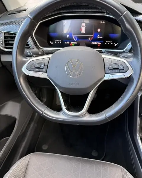 Vue rapprochée du volant cuir multifonctions et de l'afficheur digital du Volkswagen T-Cross 1.0 TSI R-Line 2023.