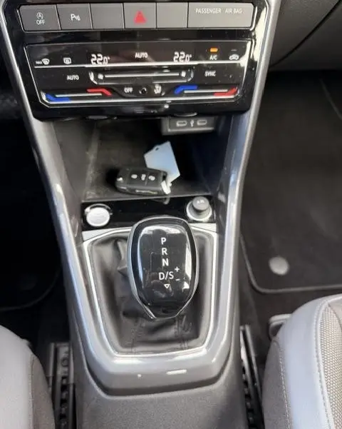 Gros plan sur le levier de vitesses automatique noir et la console centrale grise du Volkswagen T-Cross 1.0 TSI R-Line 2023.