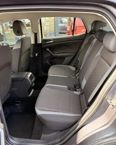 Vue intérieure côté droit sur la banquette arrière grise du Volkswagen T-Cross 1.0 TSI R-Line Tech 2023.