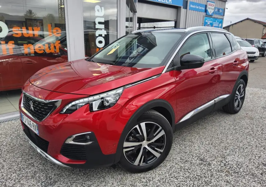 Peugeot 3008 rouge foncé vue 3/4 avant droit, avec jantes alliage bi-ton et détails chromés sur calandre et bas de caisse.