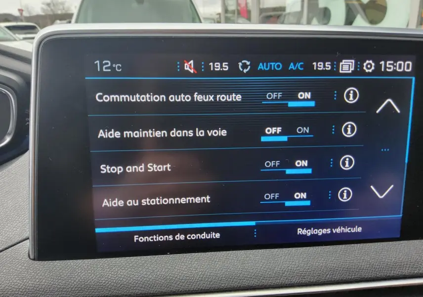 Écran tactile intérieur du Peugeot 3008 affichant les réglages d’aides à la conduite et climatisation.
