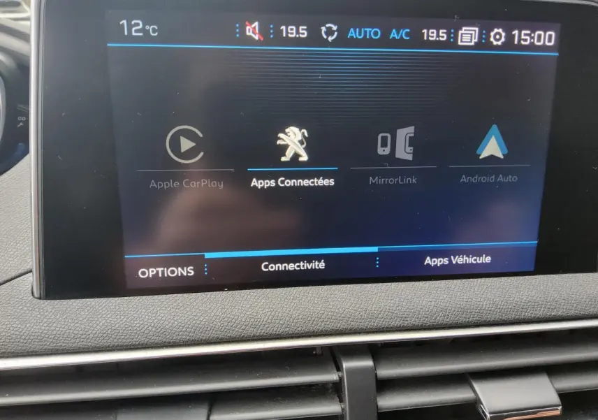 Écran tactile central du Peugeot 3008 2019 affichant les options de connectivité des applications, intérieur noir.