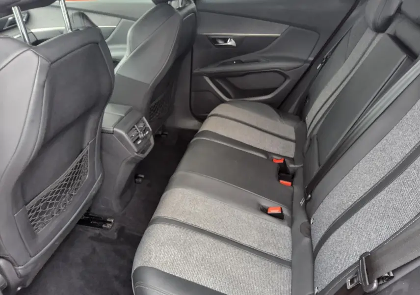 Vue latérale droite de la banquette arrière bi-matière gris et noir du Peugeot 3008 Allure Business 2019.
