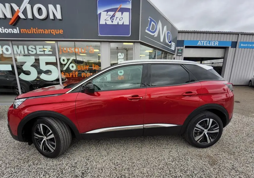 Vue de profil côté gauche d’un Peugeot 3008 rouge foncé avec toit blanc et jantes alliage bi-ton.
