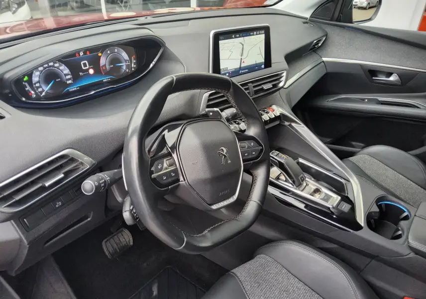 Vue intérieure côté conducteur du Peugeot 3008 2019, volant compact cuir, tableau de bord numérique et écran tactile central.
