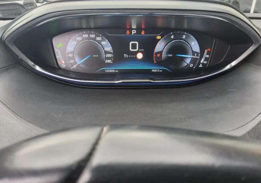 Vue rapprochée du combiné d'instruments numérique du Peugeot 3008 2019, affichage digital clair et moderne.
