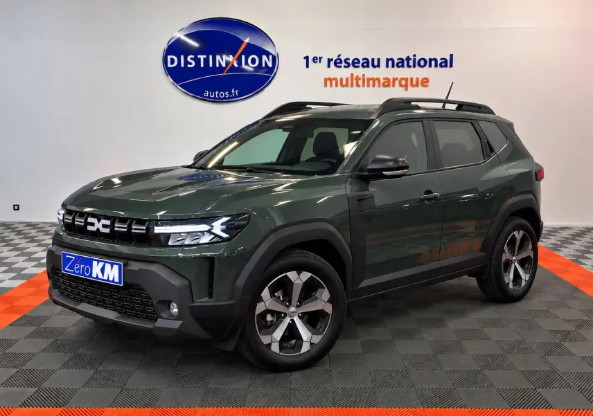 SUV Dacia Duster 2026 vert cèdre en 3/4 avant droit, avec jantes alliage et calandre noire distinctive.